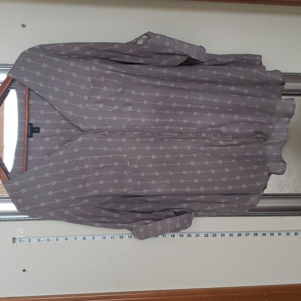 Torrid Harper Crepe Button-Up 3/4 Sleeve Blouse. Color: Grey Arrow. 3X.